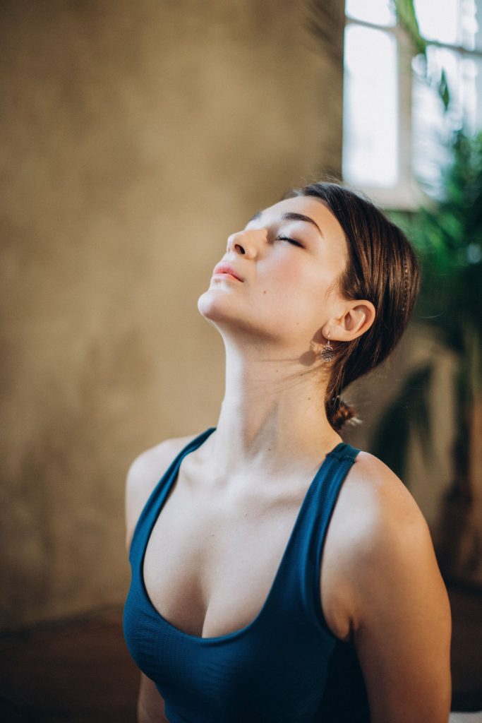 Woman meditating calmly with eyes closed to relax the diaphragm